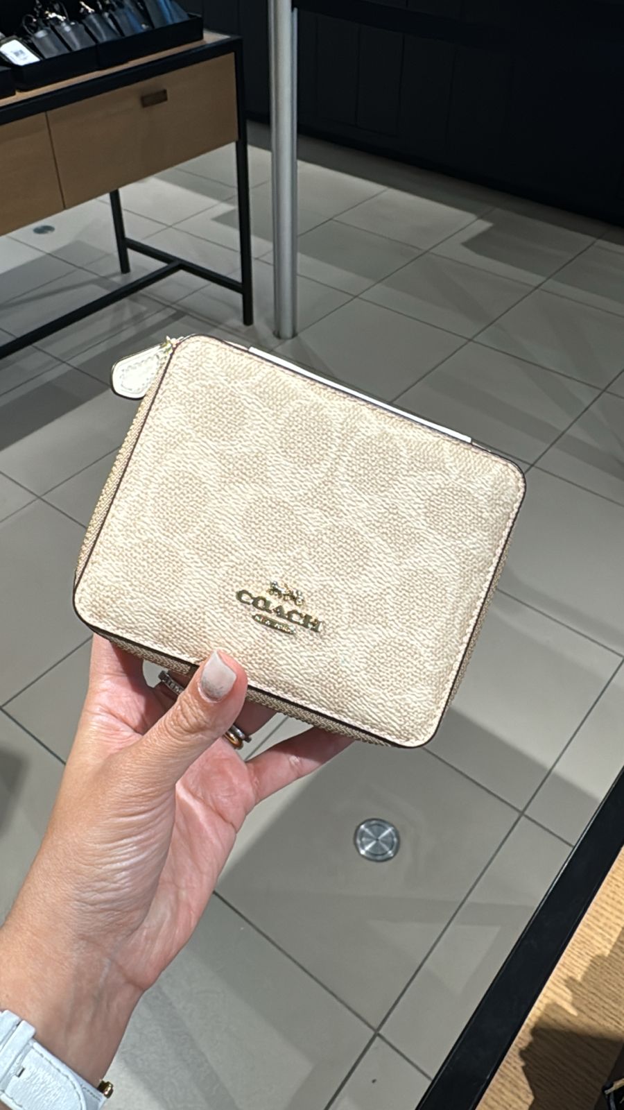 Joyero coach Monograma beige con blanco