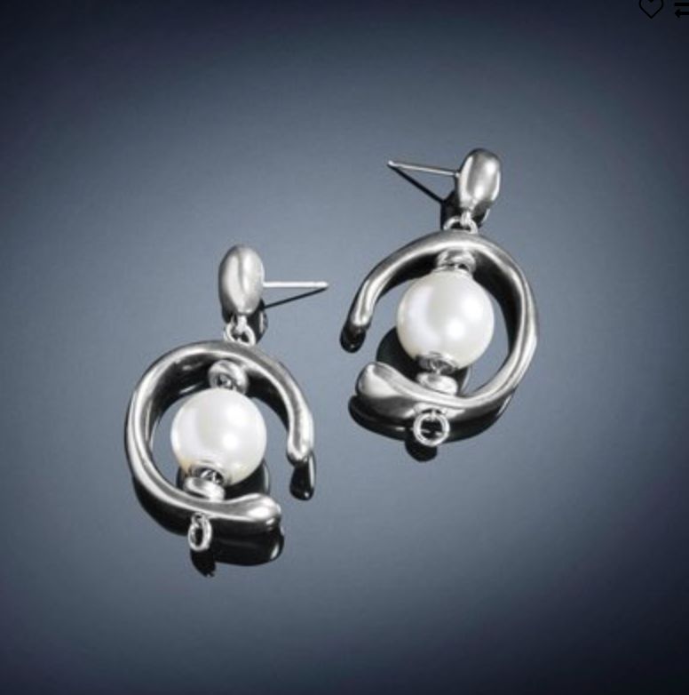 Aros Uno de 50 de perlas cubiertas con caparazon de plata colgantes