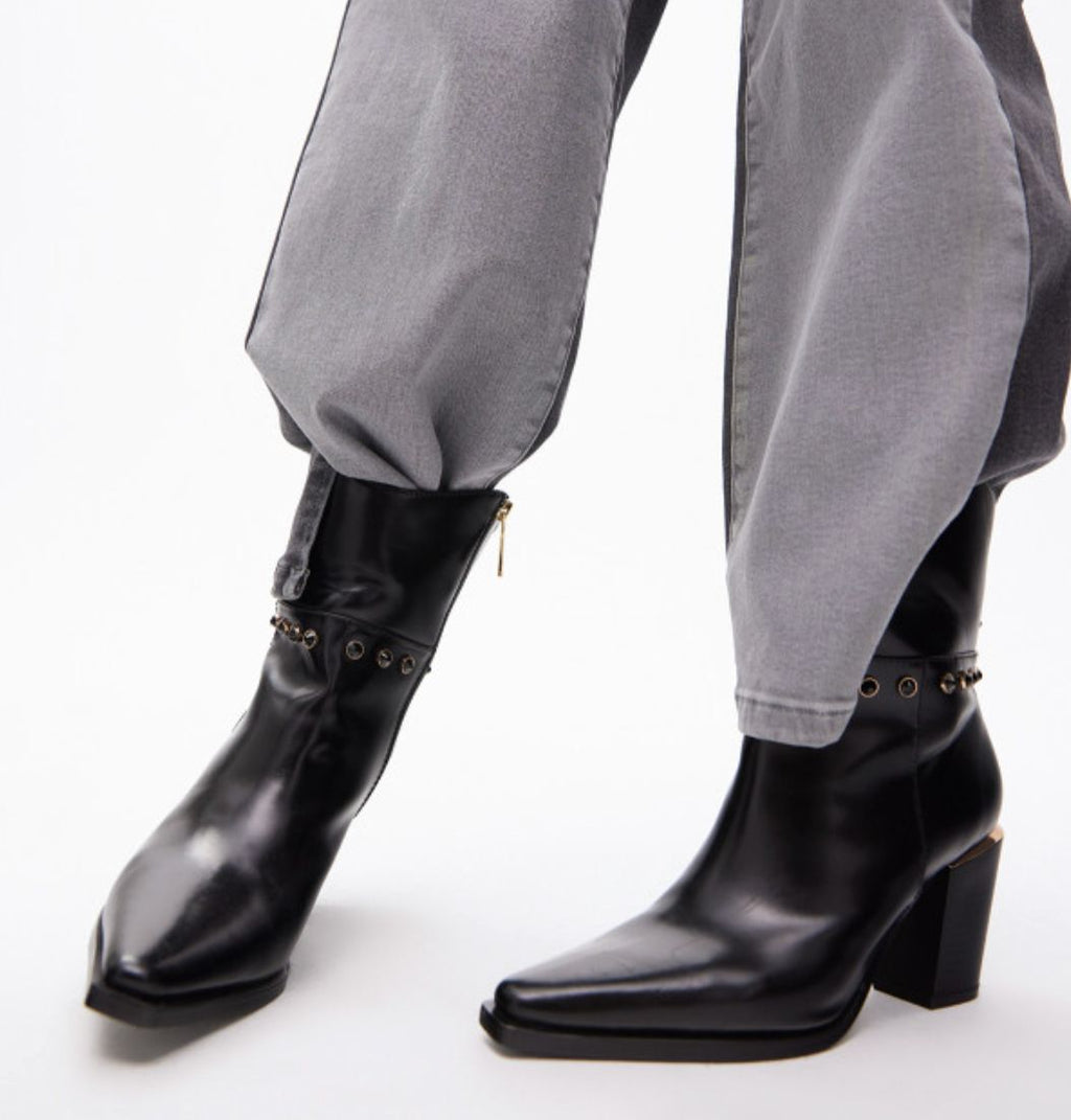 Botin Lola Casademunt tipo cowboy con detalles metalizados Negro