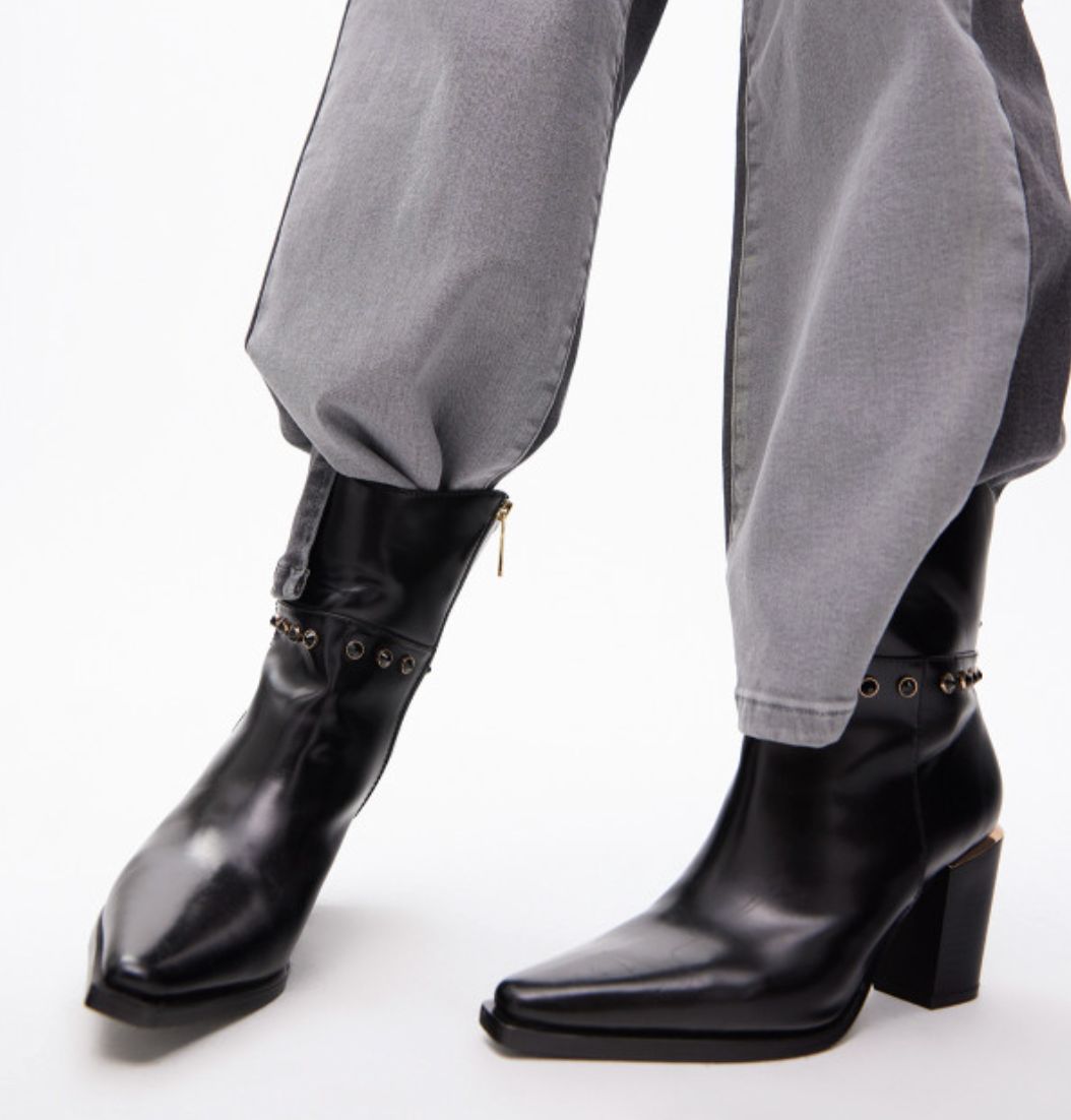 Botin Lola Casademunt tipo cowboy con detalles metalizados Negro