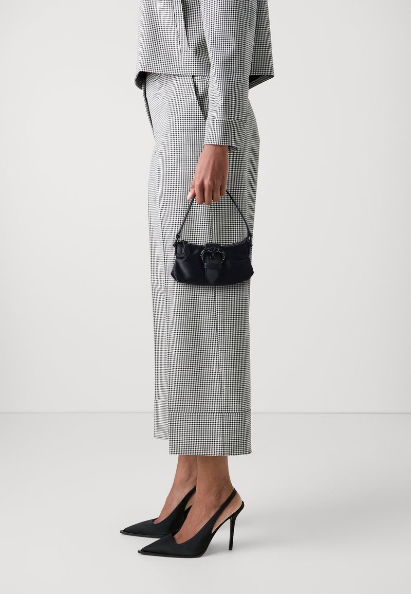 Cartera Pinko Jolene Baby Pequeña Satin Negro