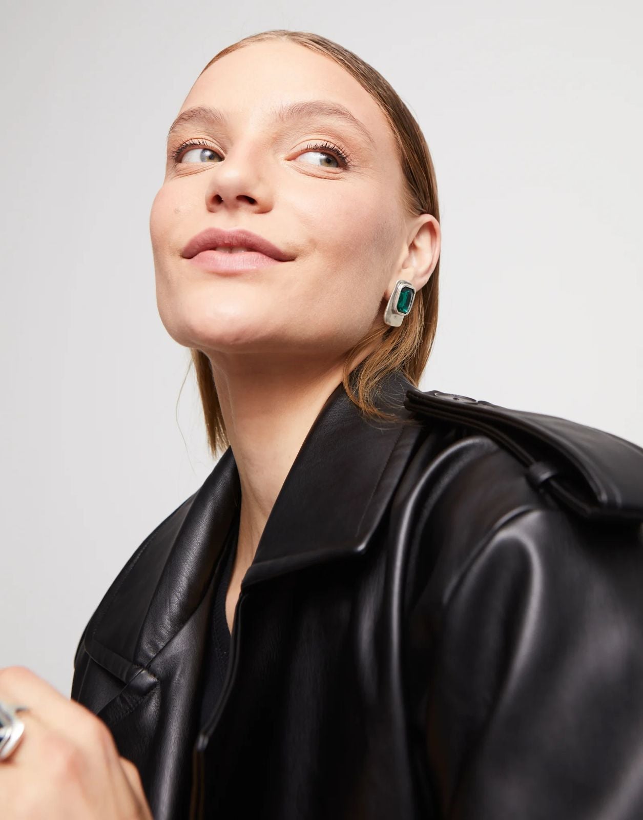 Aros Uno de 50 rectangulares con piedra grande verde