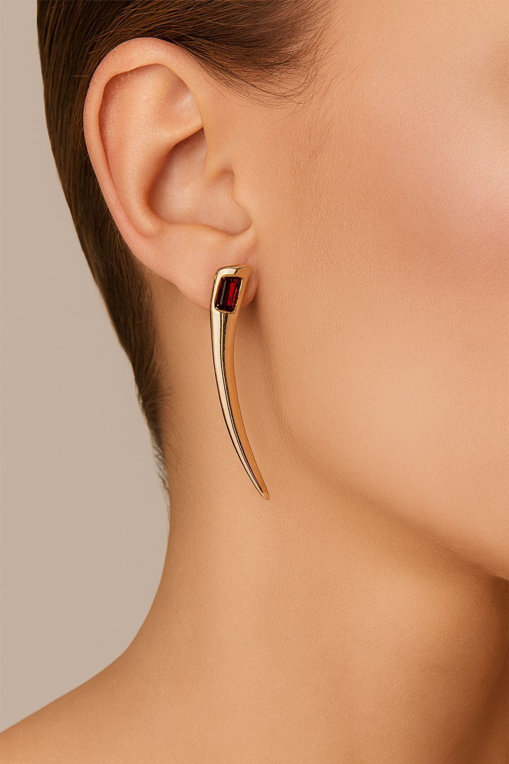 Aros Uno de 50 largos dorados con una piedra rectangular burdeo