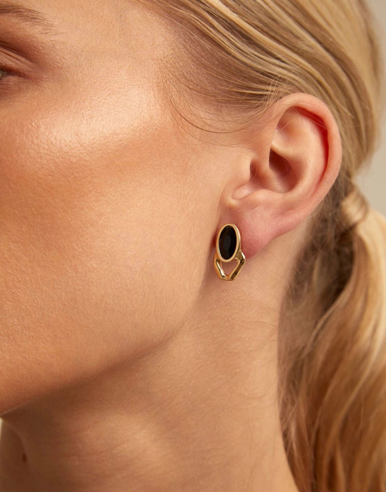 Aros Uno de 50 Doble baño de oro 18k eslabon liso negro