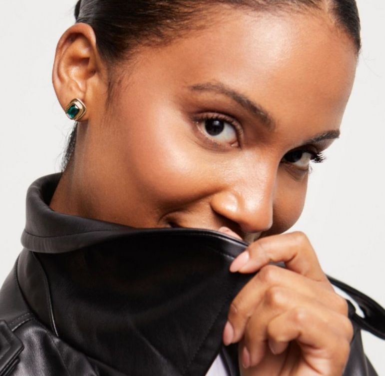 Aros Uno de 50 Ser Magnetica Doble baño de oro 18k y piedra cuadrada verde