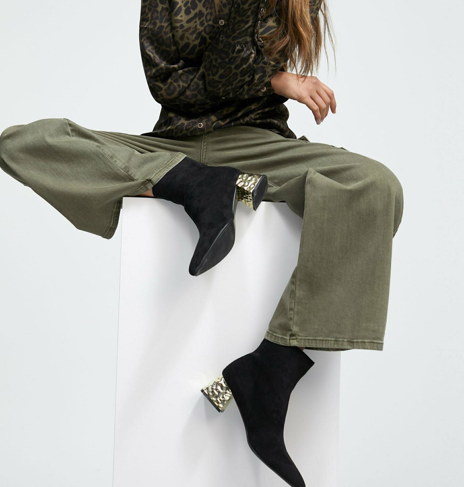 Botin Lola casademunt Negro Detalles dorados