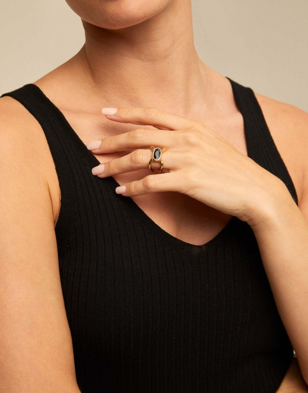 Anillo Uno de 50 Guardian doble baño de oro onix