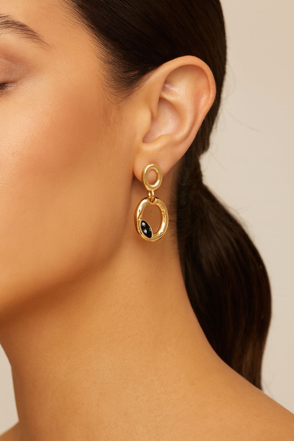 Aros Uno de 50 con doble baño de oro 18k redondos colgantes con piedra gris