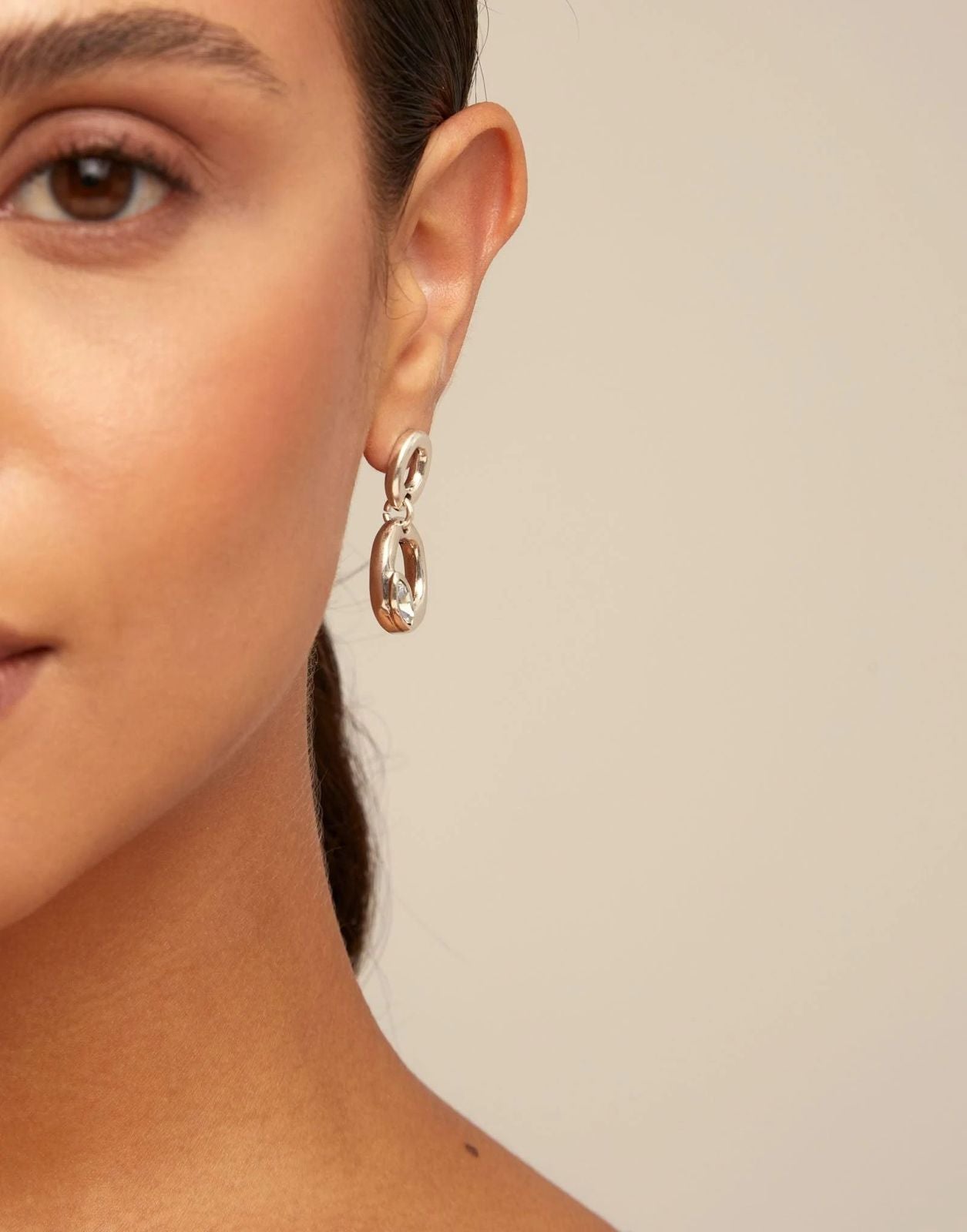 Aros Uno de 50 Together con forma de óvalo y cristal color gris claro