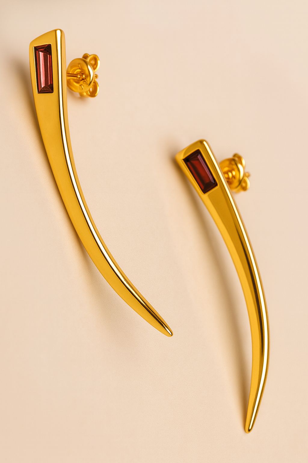 Aros Uno de 50 largos dorados con una piedra rectangular burdeo