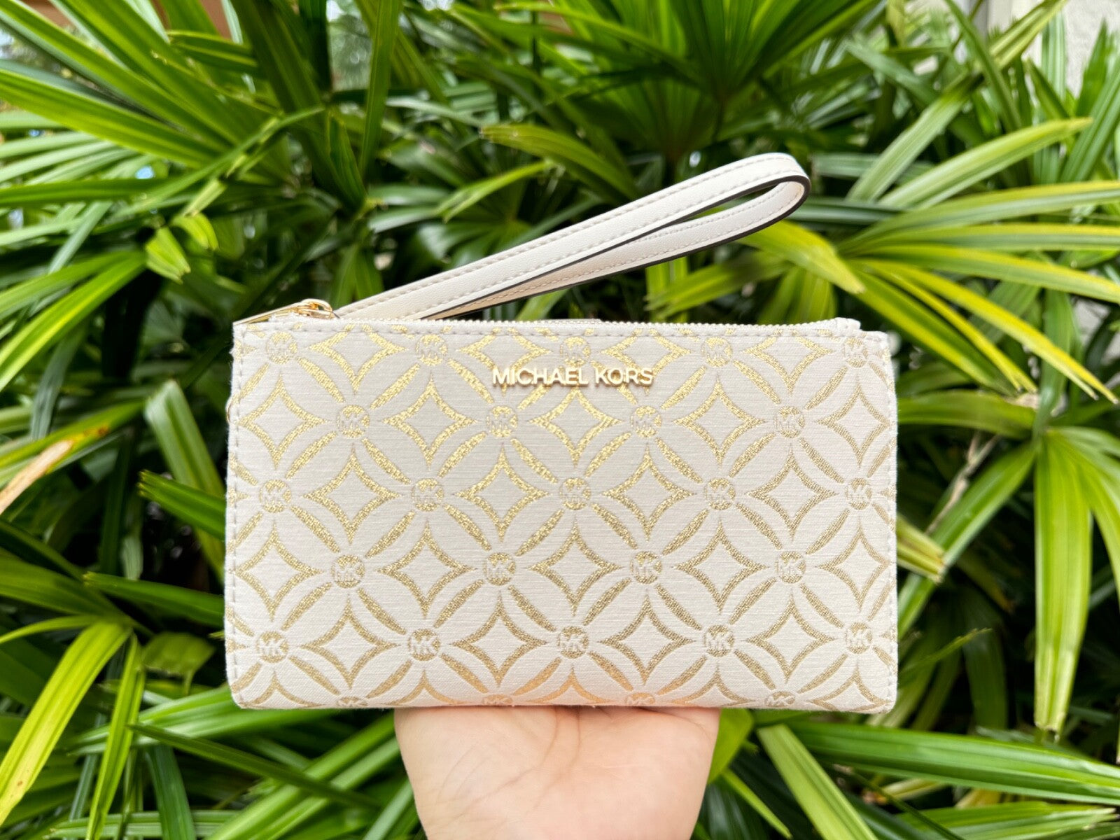 Billetera Michael Kors Wristlet beige hilos dorados