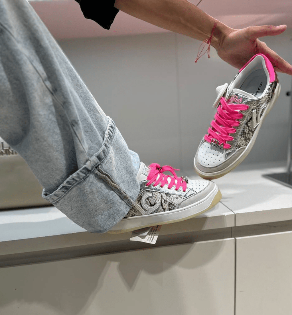Zapatillas Lola Casademunt Efecto reptil fucsia