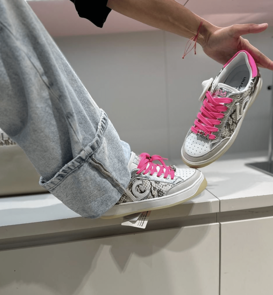 Zapatillas Lola Casademunt Efecto reptil fucsia