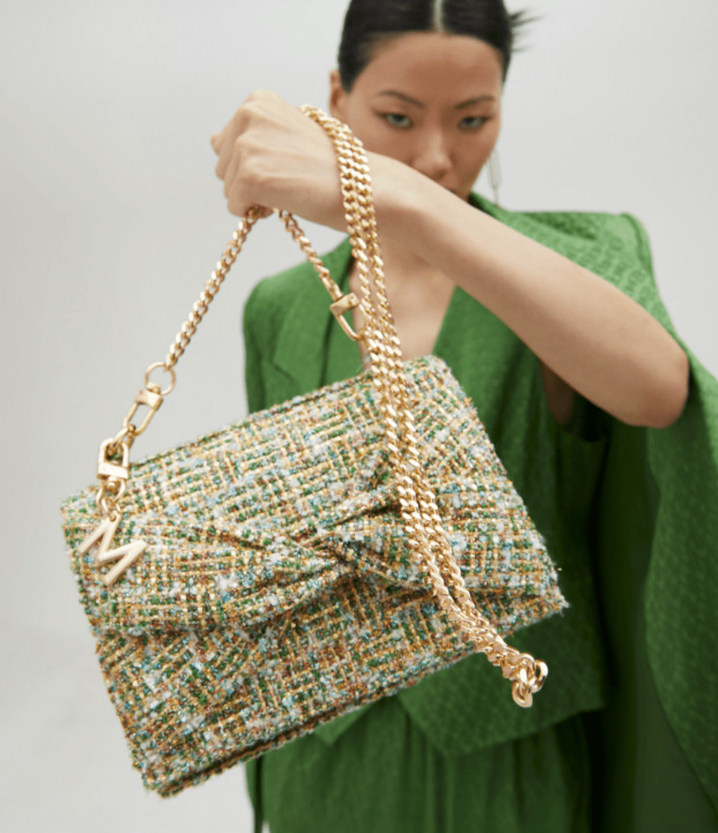 Cartera Lola Casademunt con solapa piedreria colores