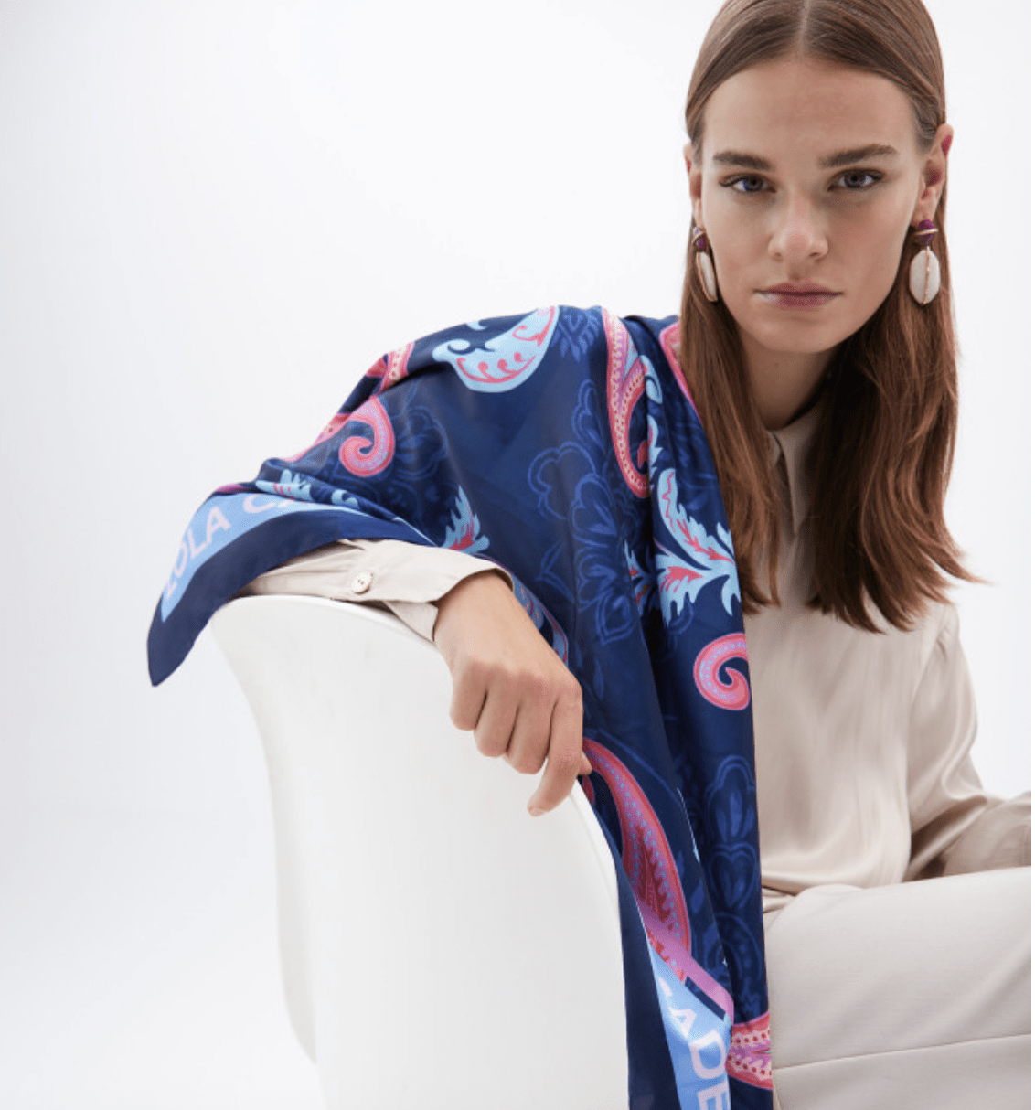 Pañuelo Lola Casademunt estampado paisley Flores calipso y fucsia