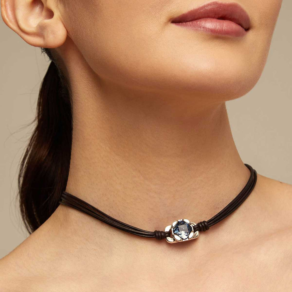 Collar Uno de 50 cuero con piedra azul al centro