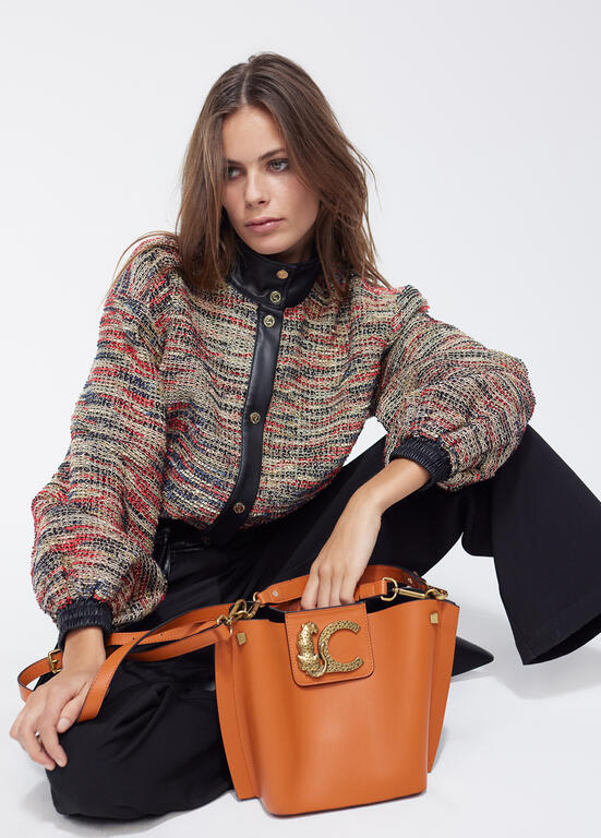 Cartera Lola Casademunt efecto piel logo LC Camel