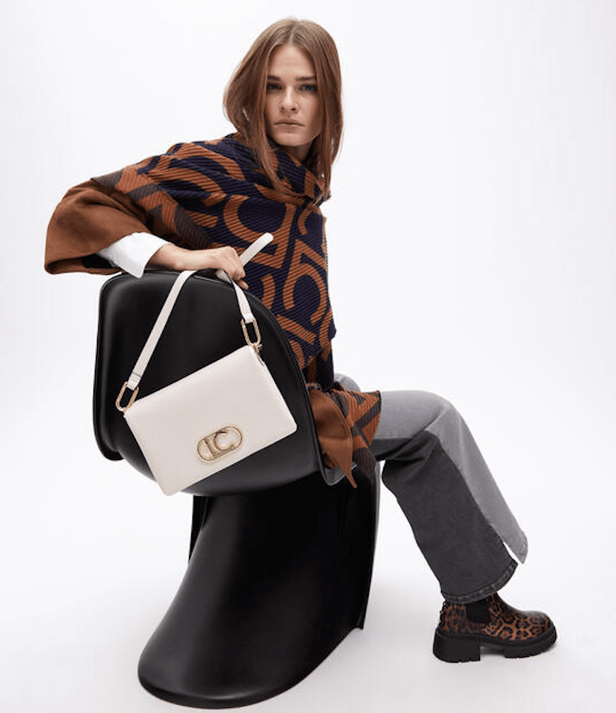 Cartera Lola Casademunt tres compartimentos y solapa Crudo