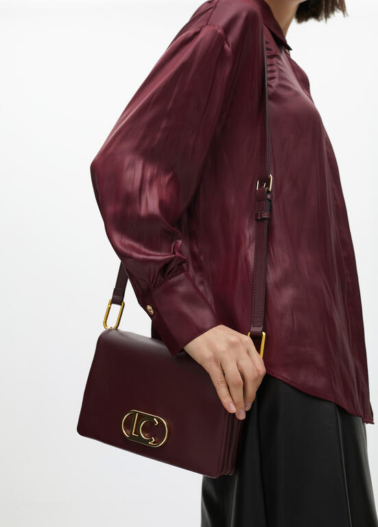 Cartera Lola Casademunt tres compartimentos y solapa Burdeo