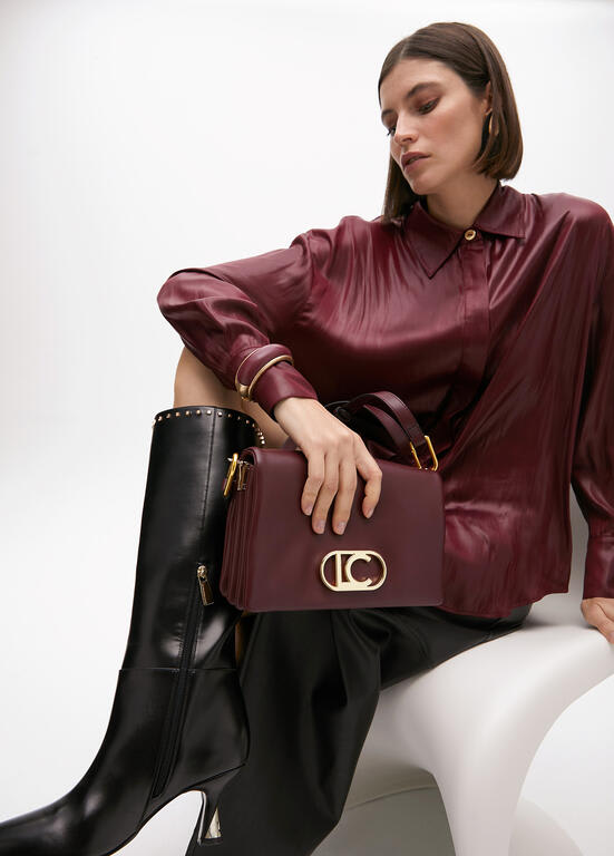 Cartera Lola Casademunt tres compartimentos y solapa Burdeo