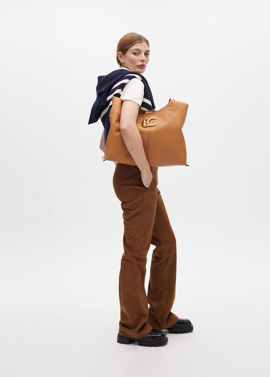 Bolso Lola Casademunt efecto piel asa trenzada y logo LC Camel