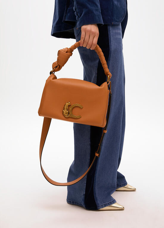 Cartera Lola Casademunt con solapa y nudo en asa camel