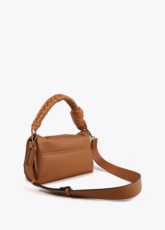 Cartera Lola Casademunt con solapa y nudo en asa camel