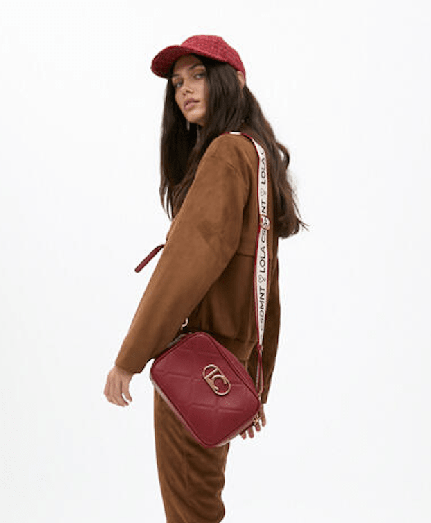 Cartera Lola Casademunt rombos logo ovalado rojo