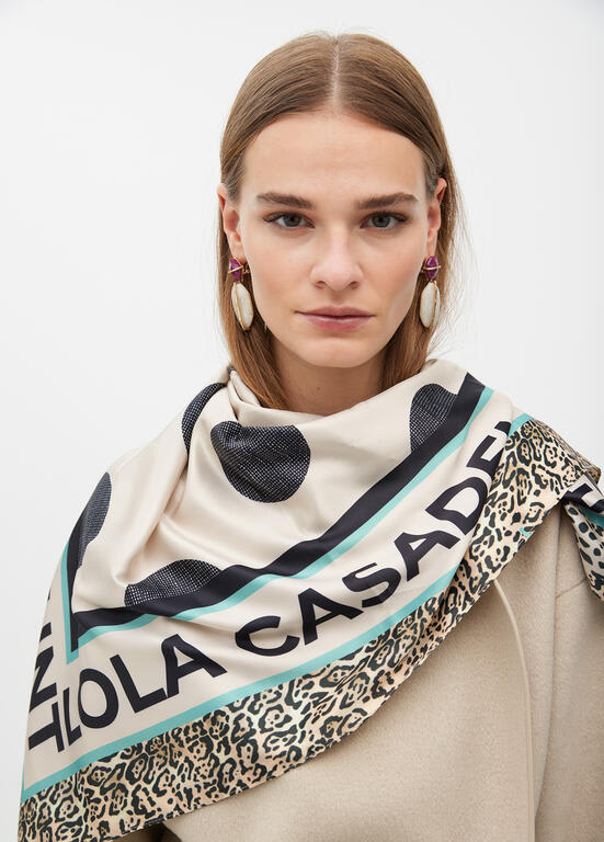 Pañuelo Lola Casademunt estampado lunares y linea calipso fondo Beige