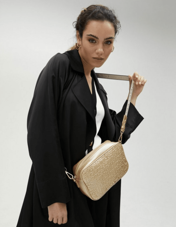 Cartera Lola Casademunt Bandolera grabado monograma efecto piel Dorado