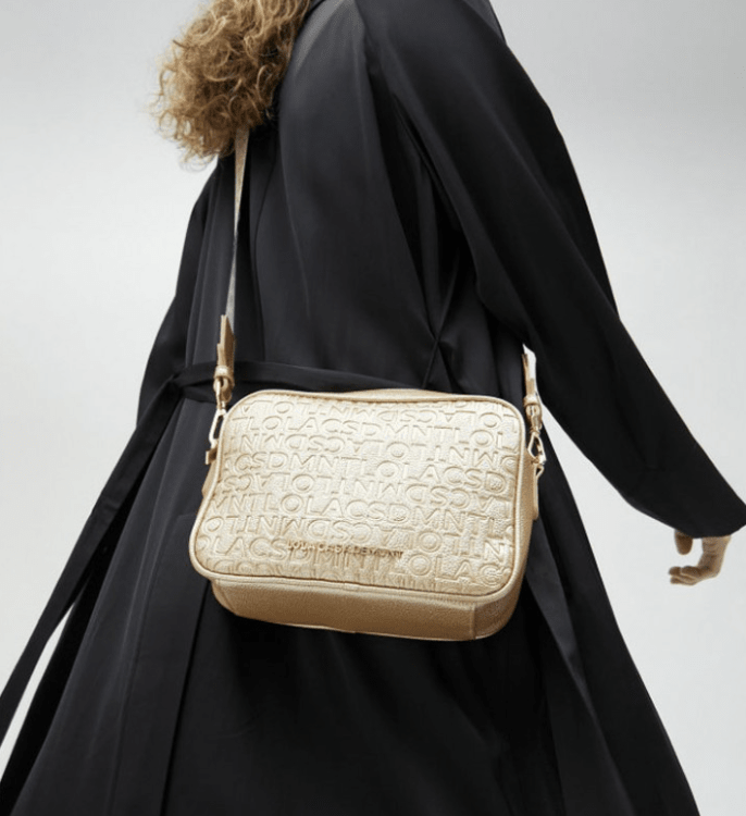 Cartera Lola Casademunt Bandolera grabado monograma efecto piel Dorado