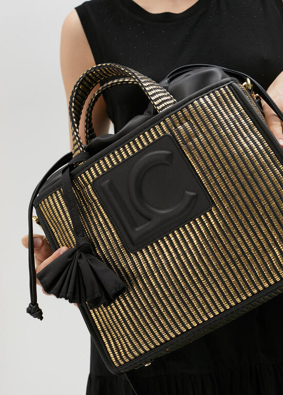 Cartera Lola Casademun Efecto rafia laminada metalizada negro metal