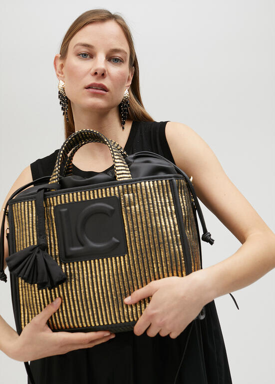 Cartera Lola Casademun Efecto rafia laminada metalizada negro metal