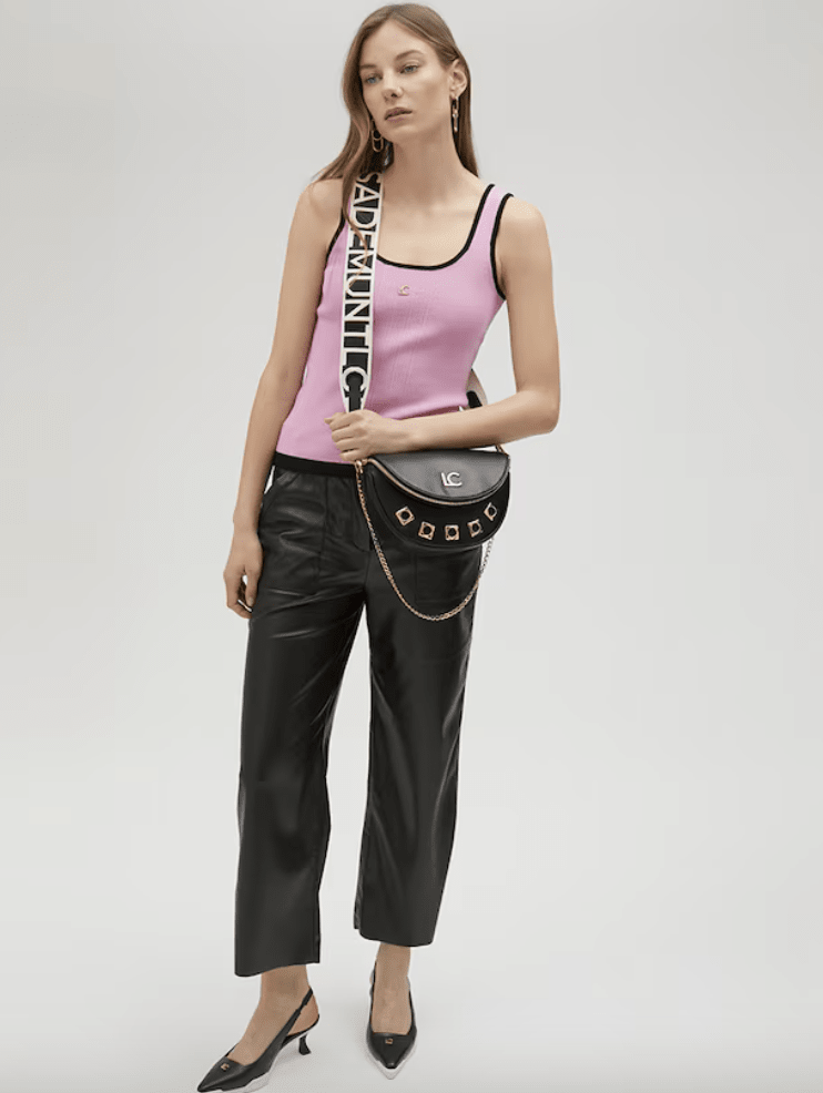 Riñonera Lola Casademunt Con tachas doradas acolchada Negra