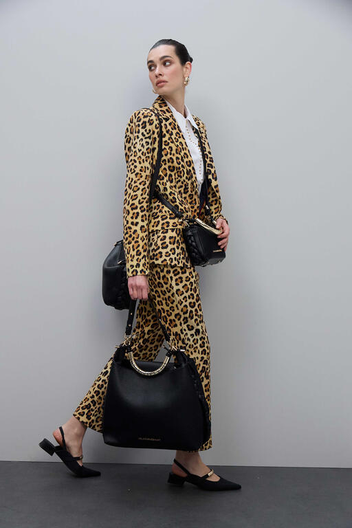 Cartera Lola Casademunt Grande asa metálica troquelada Negra 1981