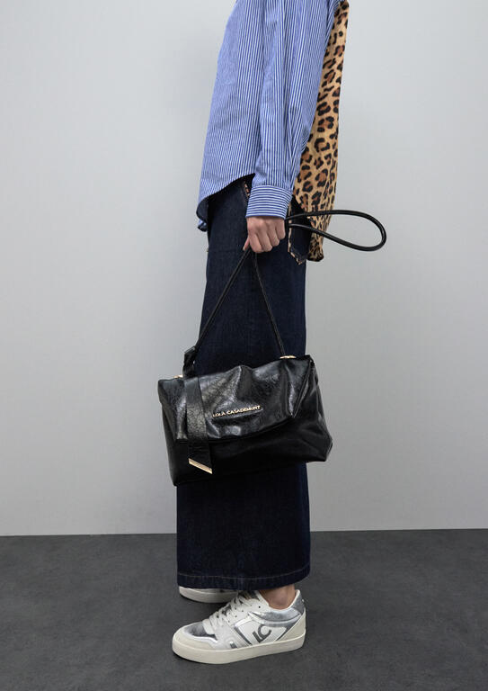 Cartera Lola Casademunt con solapa detalle lazo negro