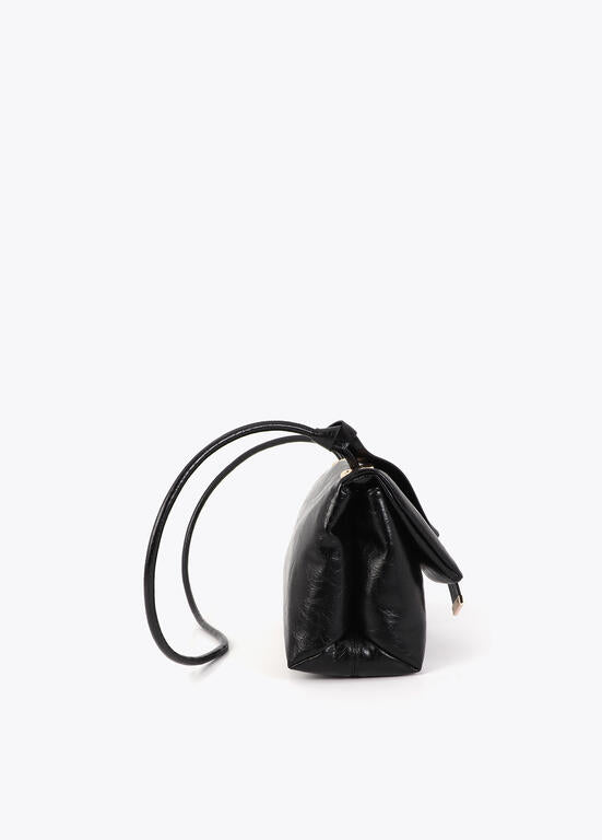 Cartera Lola Casademunt con solapa detalle lazo negro