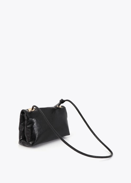 Cartera Lola Casademunt con solapa detalle lazo negro