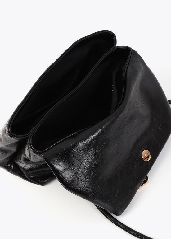 Cartera Lola Casademunt con solapa detalle lazo negro