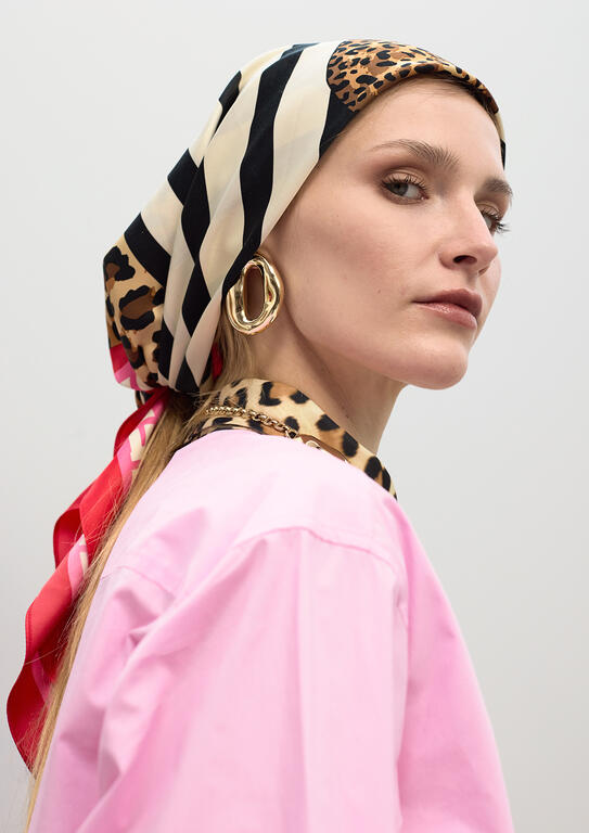 Pañuelo satinado con estampado combinado de rallas y leopardos