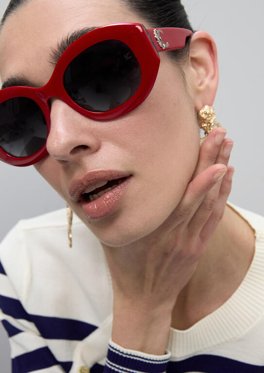 Lentes Lola Casademunt  de sol en forma redondeada con logo leopardo rojo