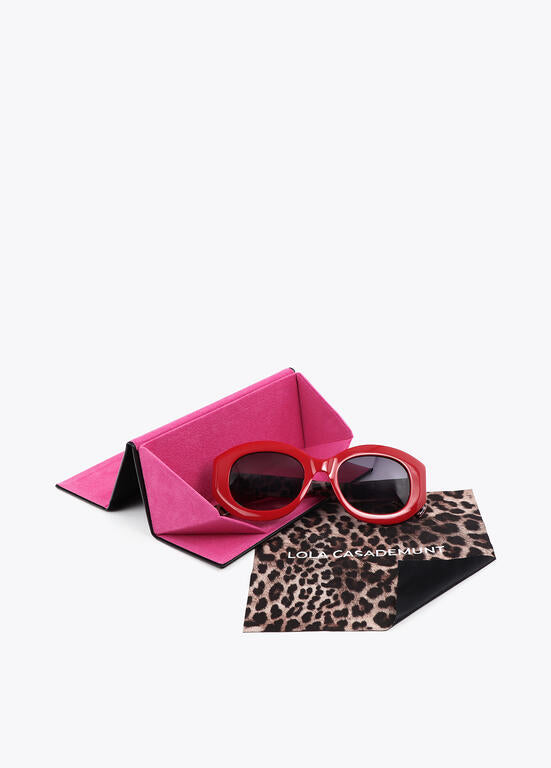Lentes Lola Casademunt  de sol en forma redondeada con logo leopardo rojo