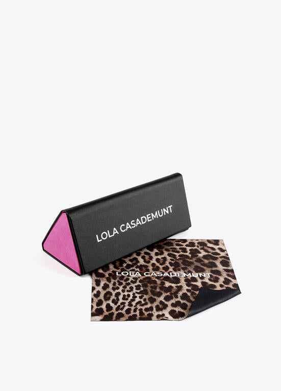 Lentes Lola Casademunt  de sol en forma redondeada con logo leopardo rojo