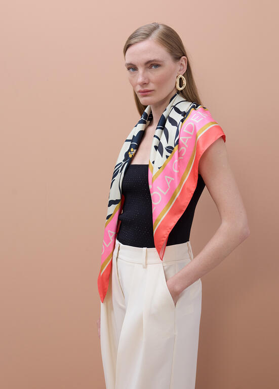 Panuelo Lola Casademunt con estampado floral y aves