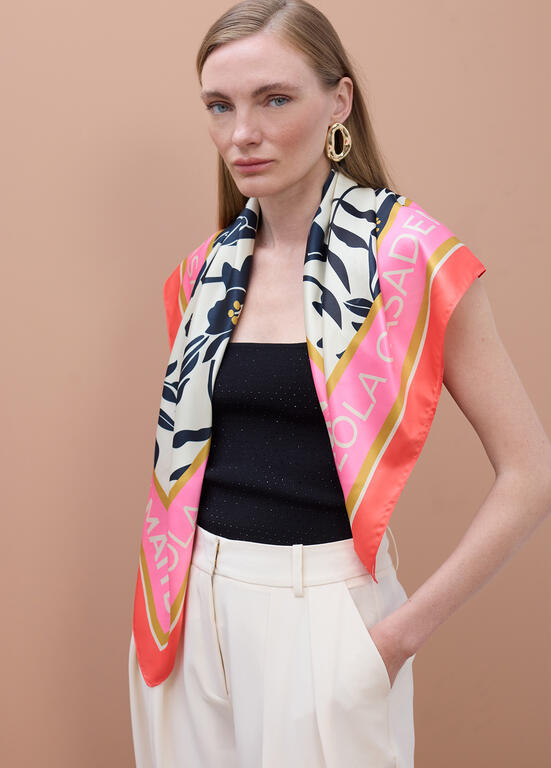 Panuelo Lola Casademunt con estampado floral y aves