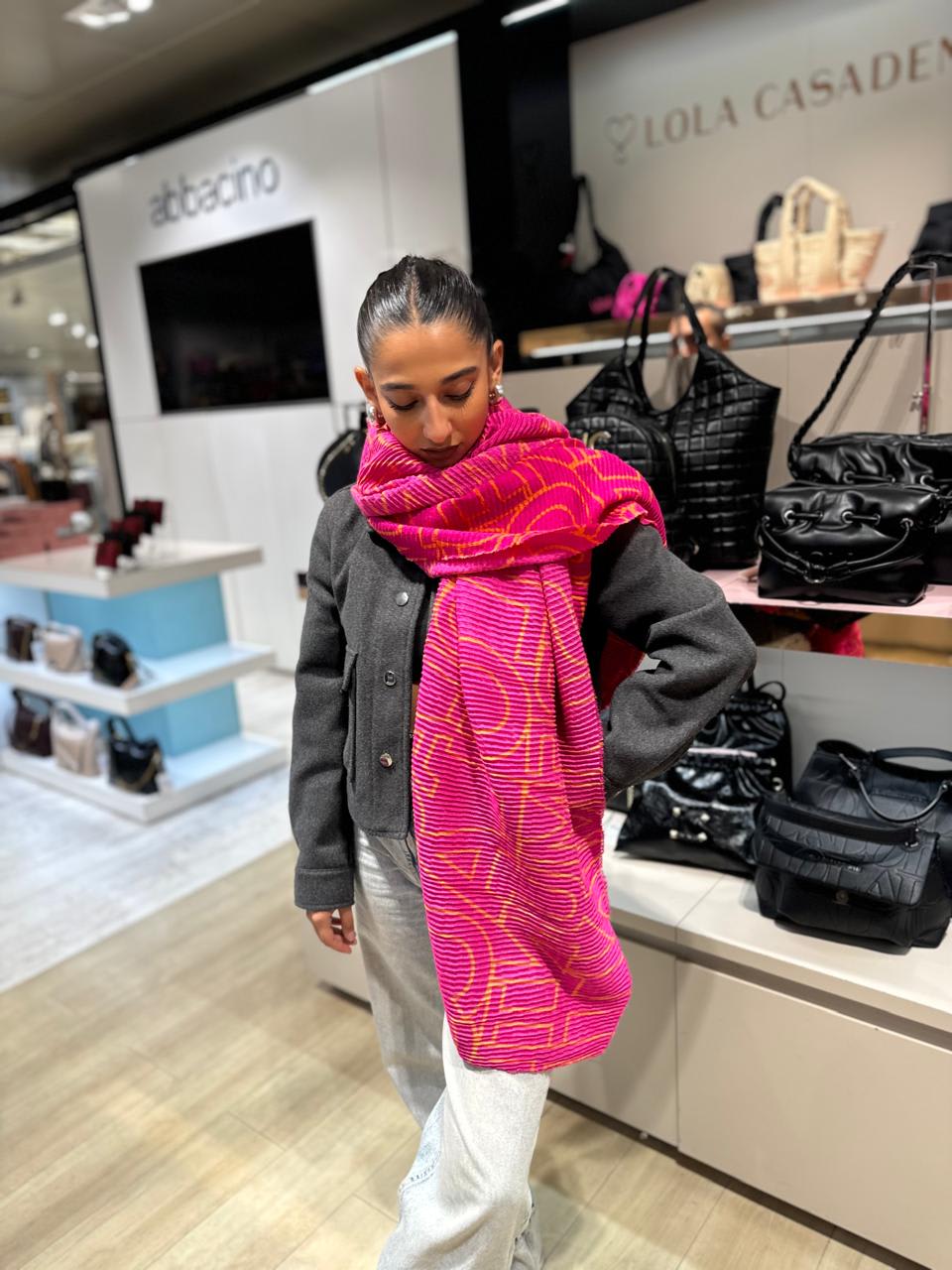 Bufanda Lola Casademunt Fucsia Letras Naranjas