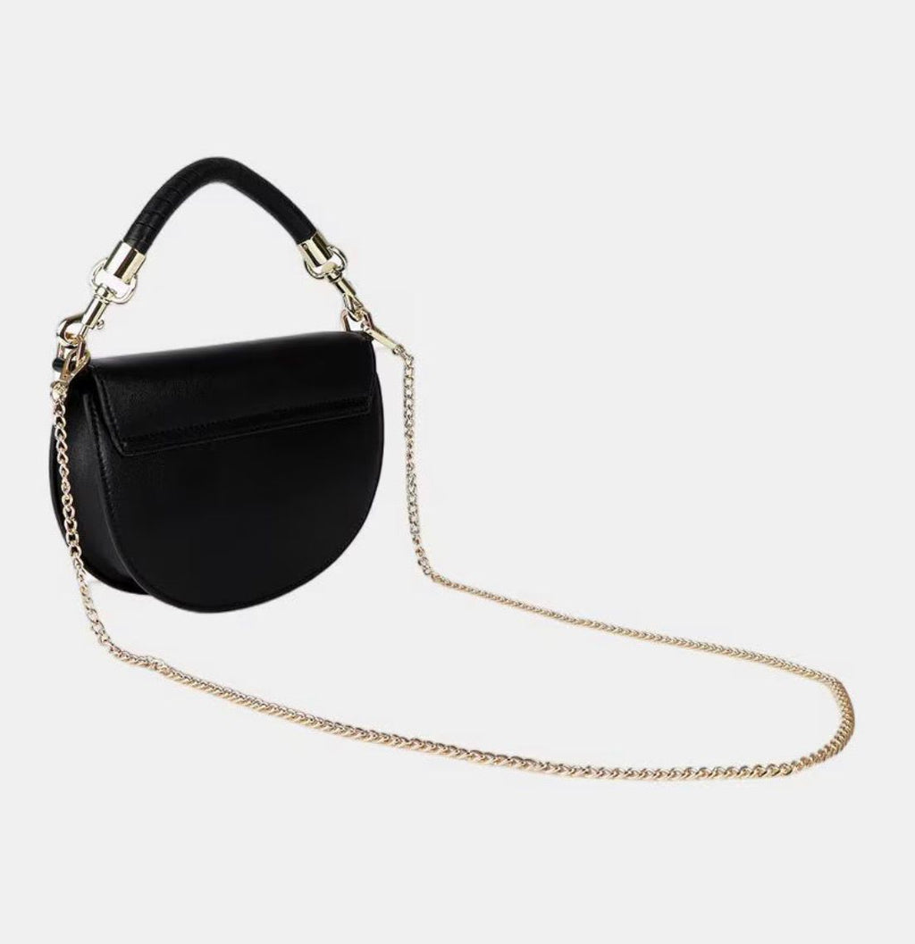 Cartera Lola Casademunt media luna con solapa y asa trenzada negro